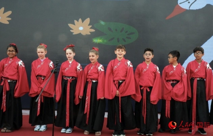 來(lái)自世界各地的小朋友一同誦讀中國(guó)古詩(shī)。人民網(wǎng) 滕婧含攝