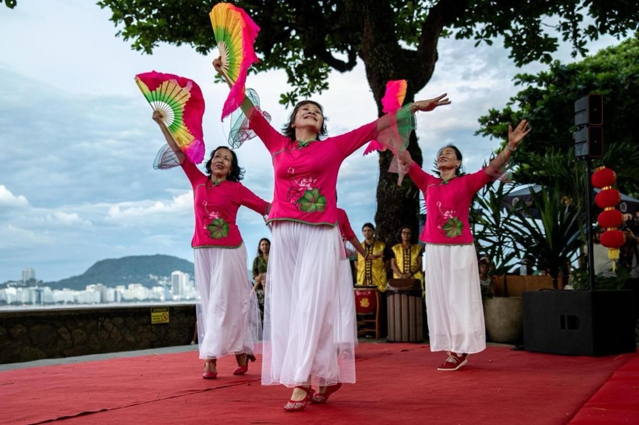 當(dāng)?shù)貢r(shí)間2月24日晚，2024年元宵節(jié)慶祝活動(dòng)在巴西里約熱內(nèi)盧市科帕卡巴納要塞舉辦。巴西山河文化促進(jìn)中心供圖