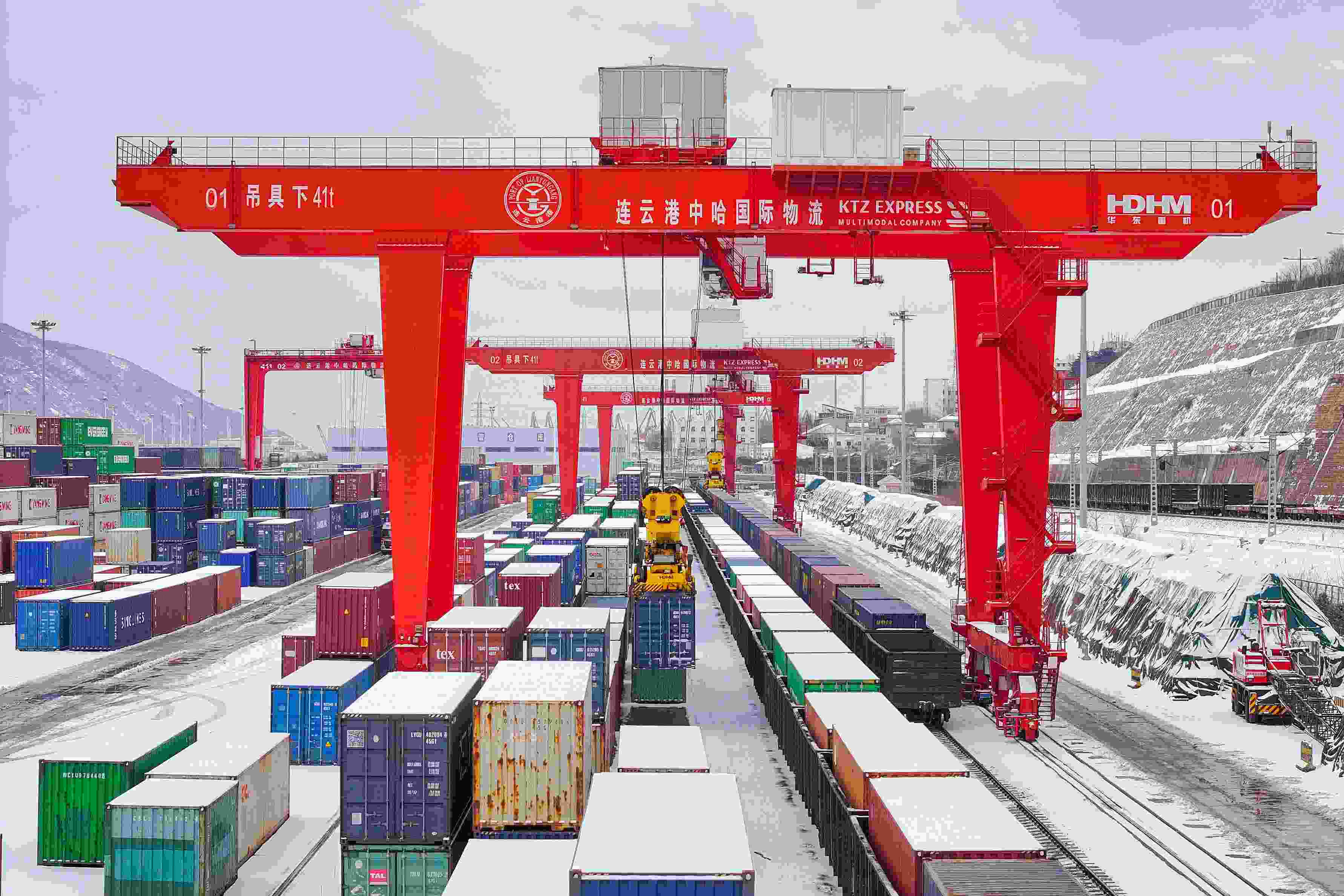 2024年2月22日，江蘇省連云港市中哈連云港物流合作基地，大型機(jī)械正在吊裝集裝箱。