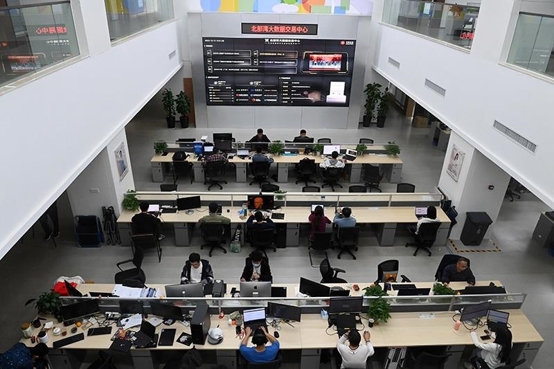 2023年12月12日，中國(guó)－東盟信息港股份有限公司員工在工作中。