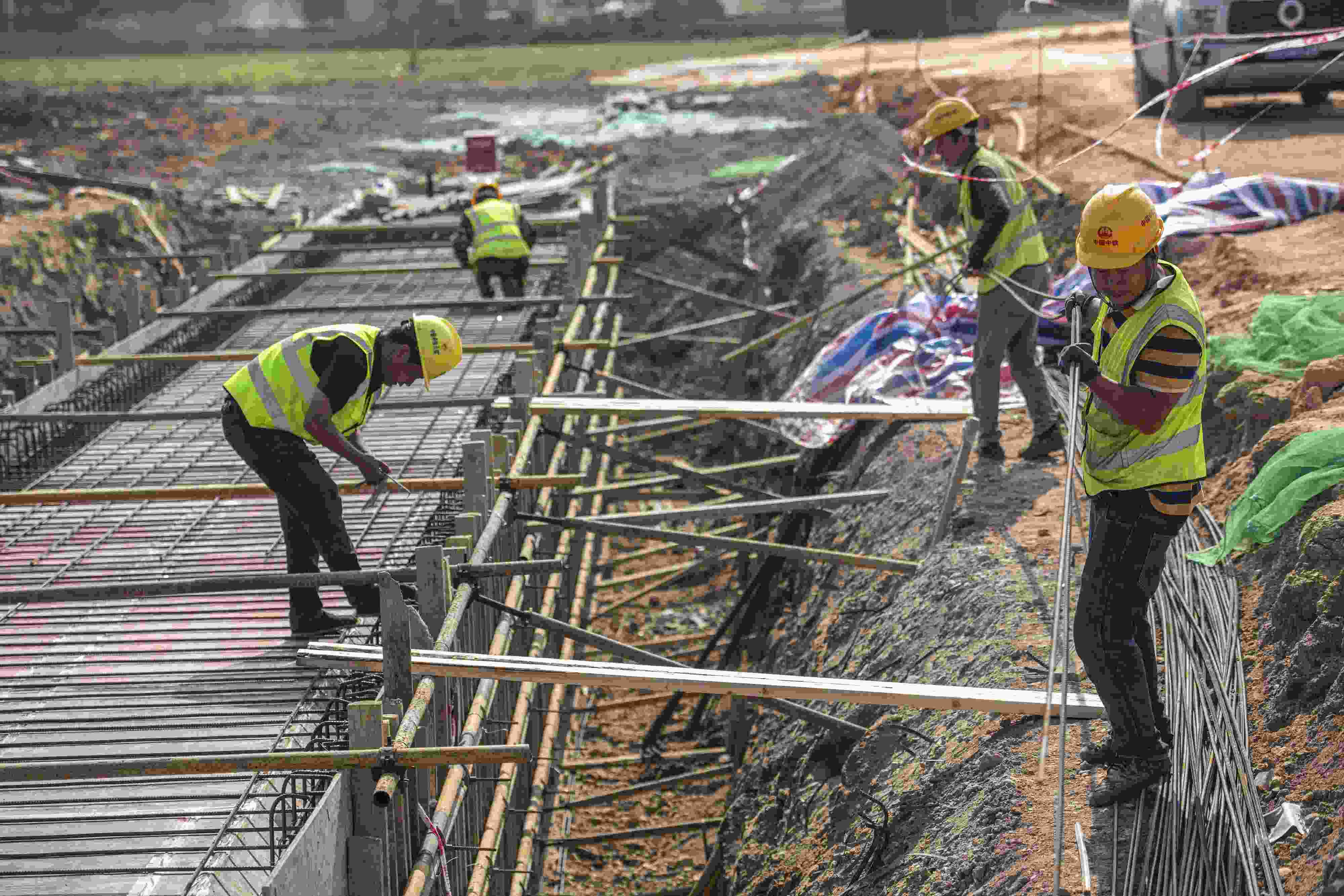 △ 2024年2月20日，海南省瓊海市，工程機(jī)械在博鰲樂城國際醫(yī)療旅游先行區(qū)康健路上加緊施工。