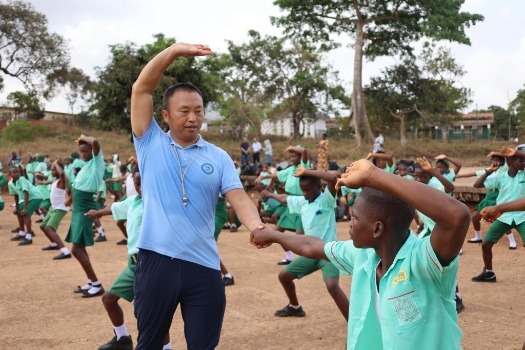 2月20日，在塞拉利昂首都弗里敦，來(lái)自塞拉利昂大學(xué)孔子學(xué)院的武術(shù)教師劉偉在為當(dāng)?shù)貙W(xué)生上武術(shù)課。