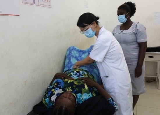 2023年2月27日，在塞拉利昂首都弗里敦，一名中國醫(yī)療隊的醫(yī)生正在為患者檢查身體。