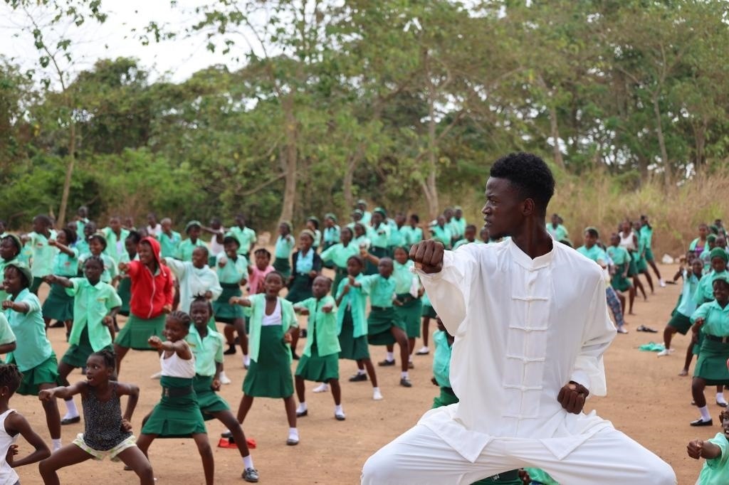 2月20日，在塞拉利昂首都弗里敦，當(dāng)?shù)貙W(xué)生在上武術(shù)課。