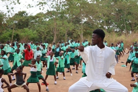 2月20日，在塞拉利昂首都弗里敦，當(dāng)?shù)貙W(xué)生在上武術(shù)課。