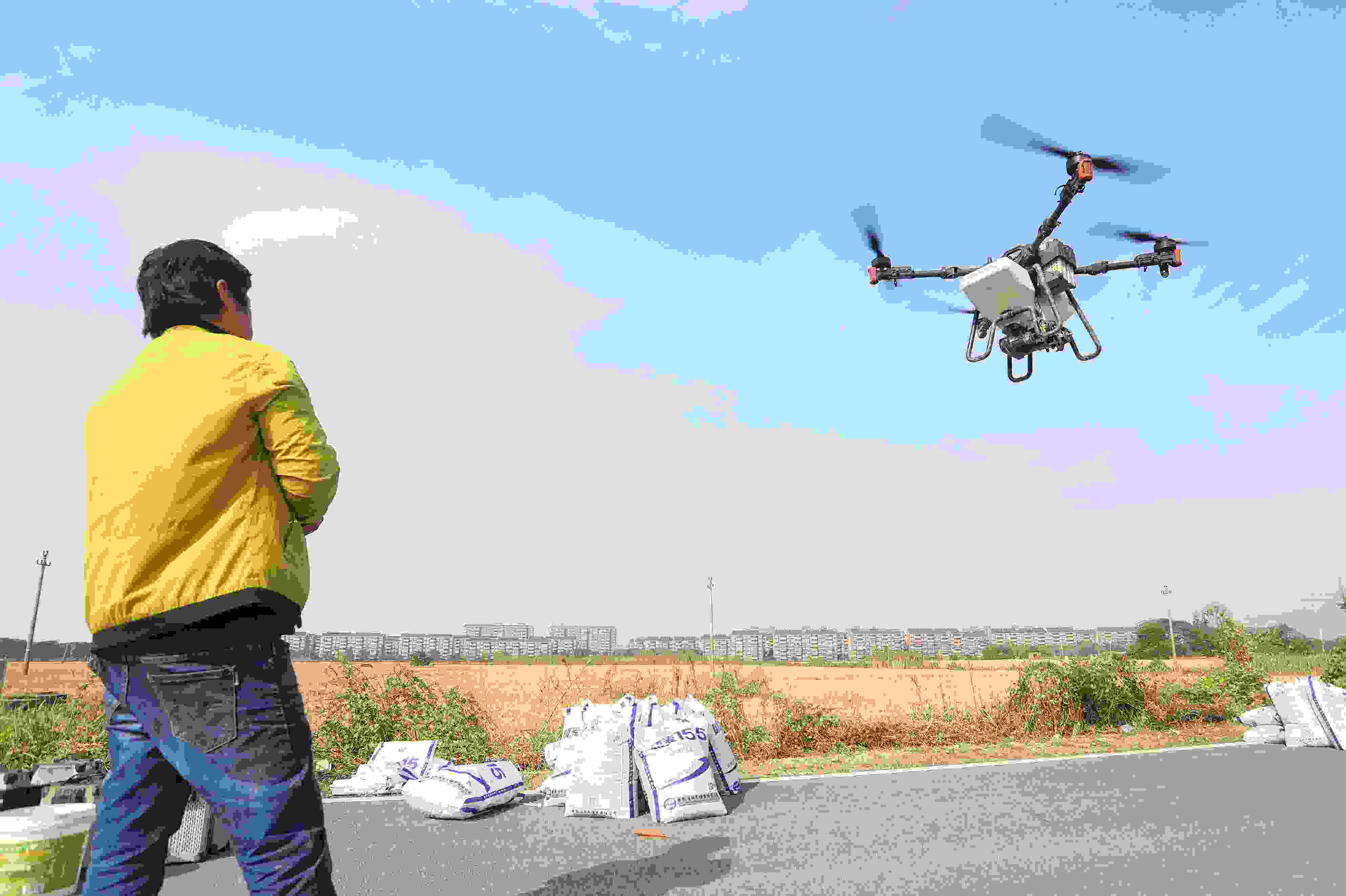 2023年11月15日，浙江嘉興，南湖區(qū)七星街道一處農(nóng)田里，農(nóng)民操縱無人機(jī)進(jìn)行冬小麥飛播。