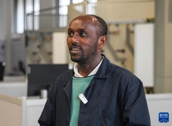 2月15日，在亞的斯亞貝巴的埃塞俄比亞聯(lián)邦職業(yè)技術(shù)培訓(xùn)學(xué)院，魯班工坊當(dāng)?shù)亟處熂s納斯·阿凱萊（中文名艾友涵）接受新華社采訪。