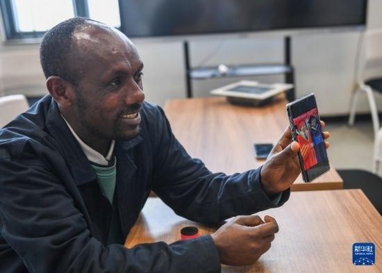 2月15日，在亞的斯亞貝巴的埃塞俄比亞聯(lián)邦職業(yè)技術(shù)培訓(xùn)學(xué)院，魯班工坊當(dāng)?shù)亟處熂s納斯·阿凱萊（中文名艾友涵）展示在中國(guó)學(xué)習(xí)時(shí)的照片。