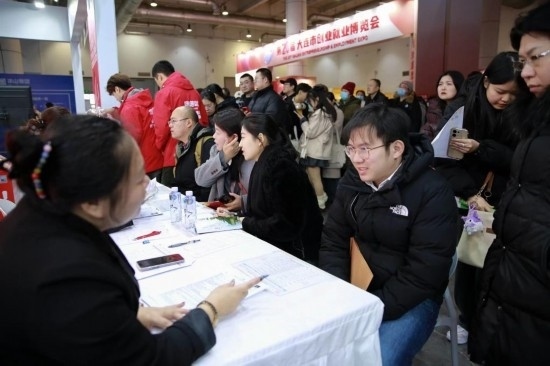 求職者與用人單位溝通交流。新華社記者 張博群 攝