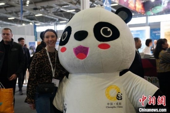 3月5日，2024年柏林國際旅游交易會(huì)(ITB)在柏林會(huì)展中心拉開帷幕。以“你好！中國”為主題的中國展區(qū)當(dāng)日亮相展會(huì)。圖為觀眾與大熊貓人偶合影。中新社記者 馬秀秀 攝