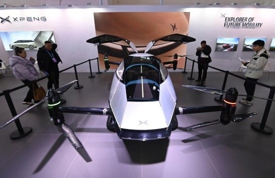 2023年12月1日，在鏈博會(huì)智能汽車(chē)鏈展區(qū)小鵬汽車(chē)展臺(tái)，參觀者觀看一臺(tái)智能飛行器。新華社記者蔡湘鑫攝