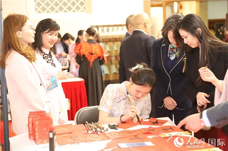 現(xiàn)場書法體驗(yàn)。人民網(wǎng)記者 霍文攝