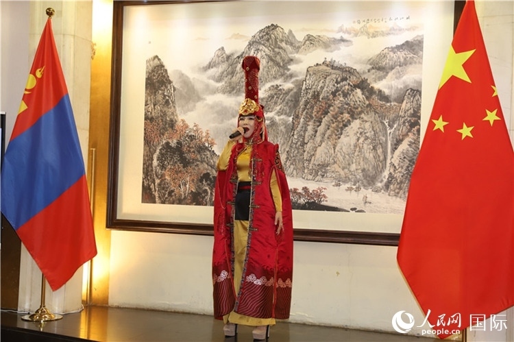 呼麥演唱。人民網(wǎng)記者 霍文攝