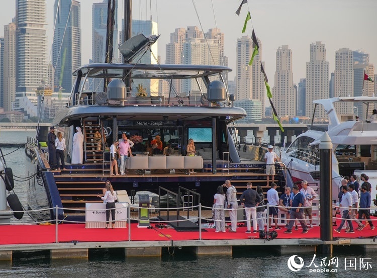 觀眾在參觀游艇。人民網(wǎng) 塔里克·易卜拉欣攝