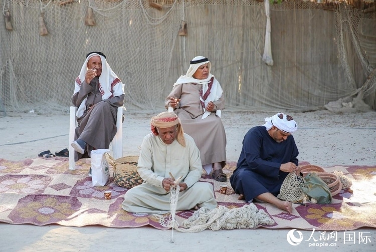 漁民演示制作漁網(wǎng)。人民網(wǎng) 塔里克·易卜拉欣攝