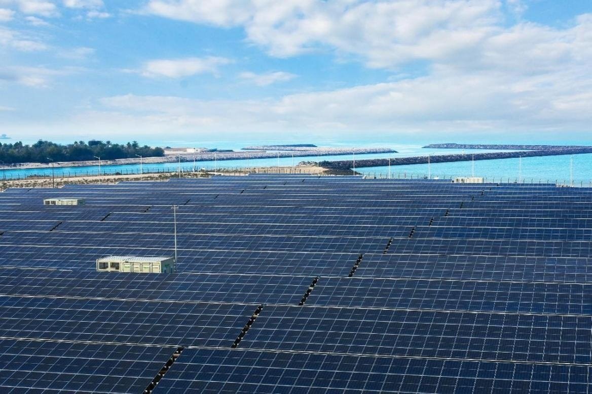 項目廣泛采用光伏補償發(fā)電系統(tǒng)，降低能源消耗。山東電建三公司供圖