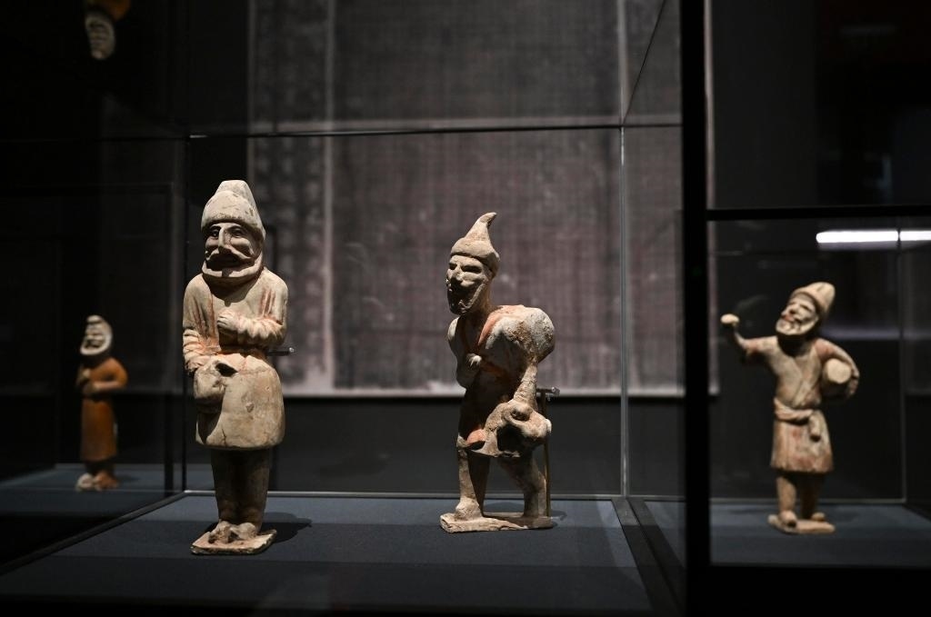 “歷史之遇——中國與西亞古代文明交流展”于1月12日至4月11日在故宮午門正殿展廳舉行。這是展出的陶彩繪人俑（1月10日攝）。新華社記者金良快攝