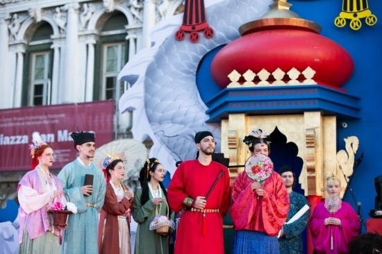  2024年2月13日，在意大利威尼斯，志愿者身著漢服進行表演。新華社記者 李京 攝