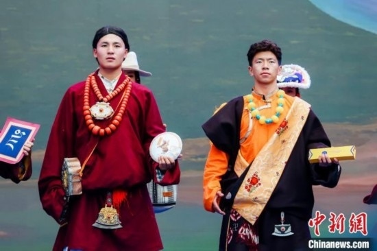 圖為身著民族服飾的演員們展示果洛特產(chǎn)。 果洛州文體旅游廣電局 供圖