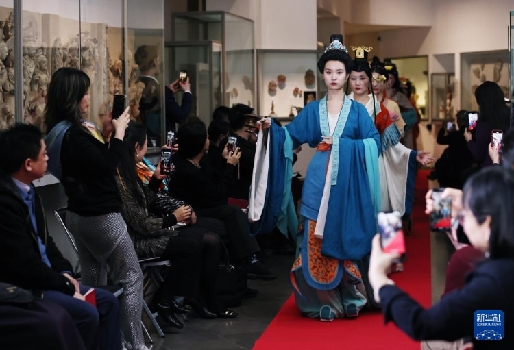 3月13日，在位于法國巴黎的吉美國立亞洲藝術博物館，模特展示敦煌復原服飾。新華社記者 高靜 攝