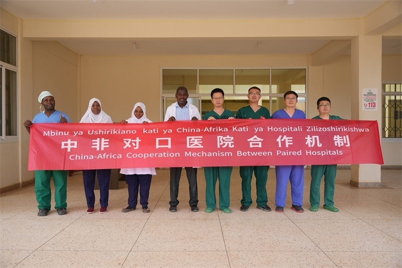 醫(yī)療隊(duì)隊(duì)隊(duì)員和基文吉區(qū)醫(yī)院院長(zhǎng)（左四）及醫(yī)護(hù)人員合影。中國(guó)援桑醫(yī)療隊(duì)供圖