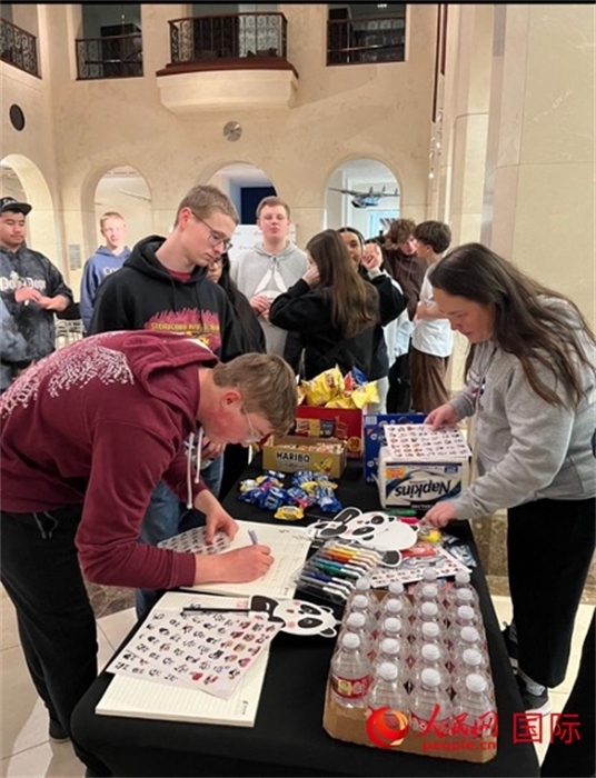 學生們出發(fā)前紛紛在留言簿留言。人民網記者 鄧圩攝