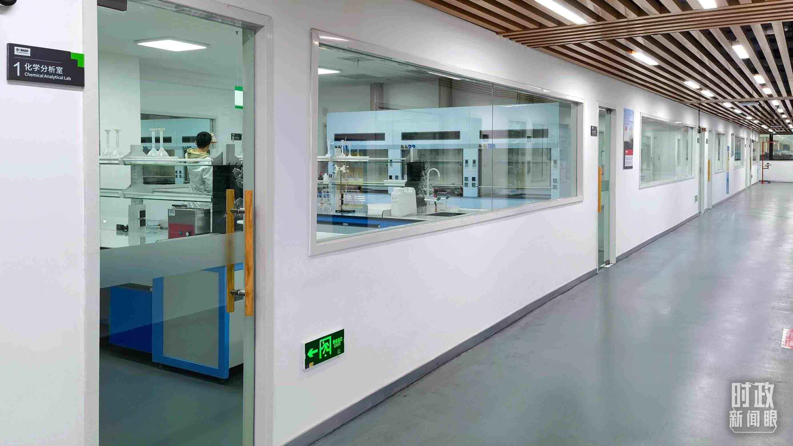 △巴斯夫杉杉電池材料有限公司化學分析室。（總臺央視記者石丞拍攝）