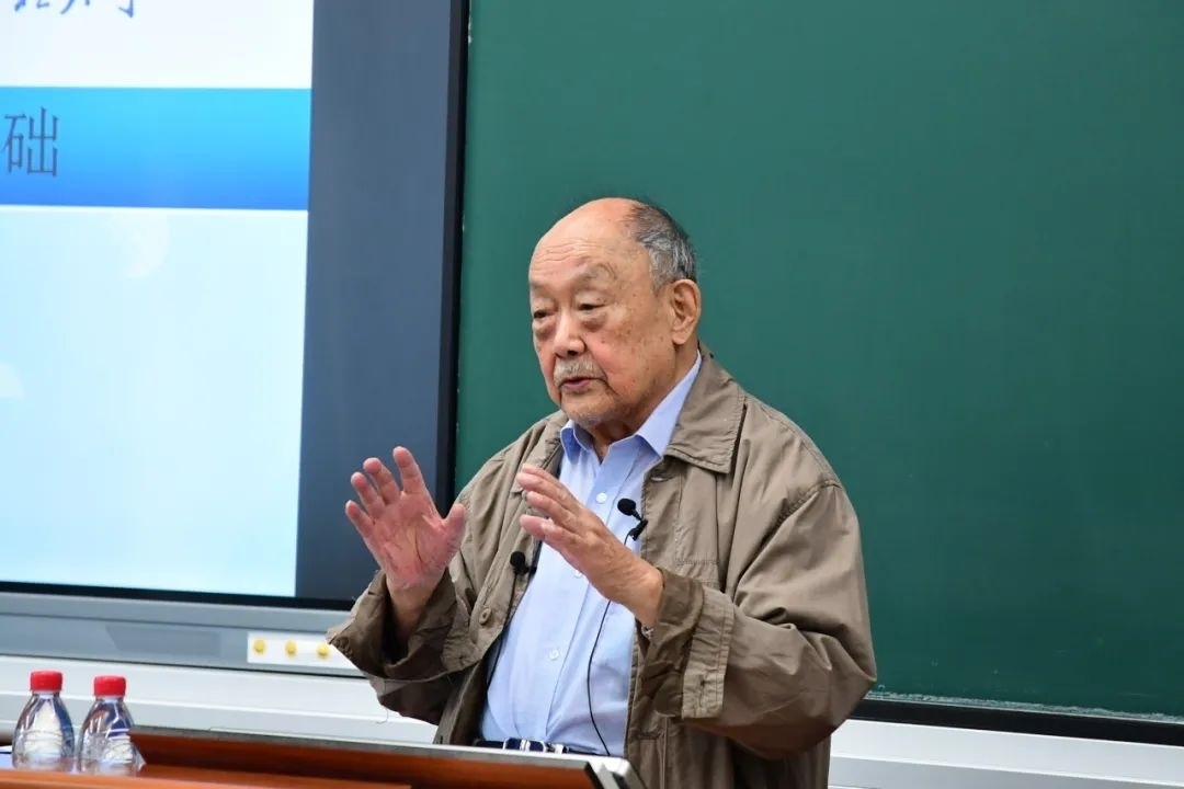 91歲的楊士莪院士“一站到底”為學(xué)生授課。哈爾濱工程大學(xué)供圖