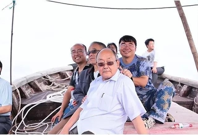 楊士莪院士參加海試。哈爾濱工程大學(xué)供圖