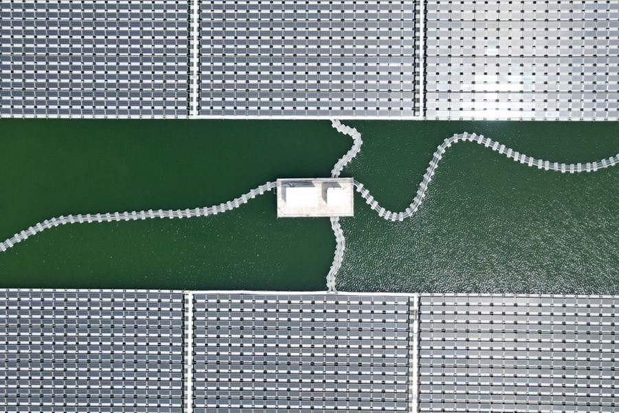 2022年8月25日拍攝的潁上縣毛圩水上光伏電站（無(wú)人機(jī)照片）。近年來(lái)，安徽省阜陽(yáng)市潁上縣古城鎮(zhèn)積極推進(jìn)采煤沉陷區(qū)治理工作，將昔日的采煤沉陷區(qū)建設(shè)成水上光伏電站，既減少占用土地面積，又能生產(chǎn)清潔能源。