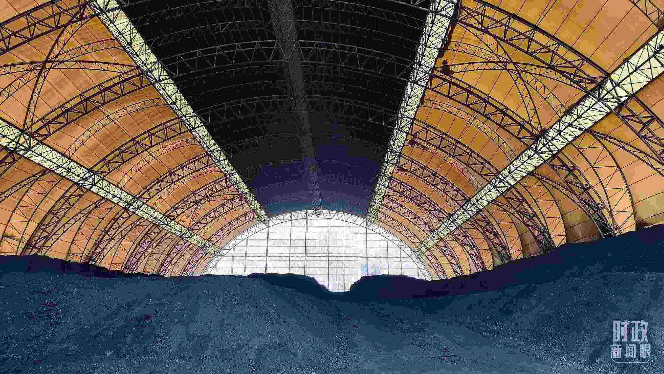 山西瑞光熱電有限責(zé)任公司儲煤場。2022年1月，習(xí)近平來到這里察看煤場儲煤情況。（總臺央視記者楊立峰拍攝）