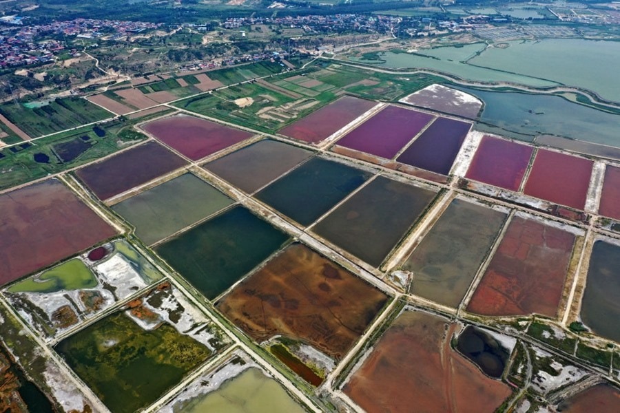 這是2023年7月11日拍攝的山西運(yùn)城鹽湖一角（無(wú)人機(jī)照片）。按照“生態(tài)優(yōu)先、保護(hù)為主、適度開(kāi)發(fā)”的原則，2020年9月，運(yùn)城市全面停止鹽湖范圍內(nèi)的工業(yè)生產(chǎn)活動(dòng)。近年來(lái)，千年鹽湖正在向生態(tài)保護(hù)、風(fēng)貌重塑、產(chǎn)業(yè)轉(zhuǎn)型、全域旅游的“綠色發(fā)展”轉(zhuǎn)變。