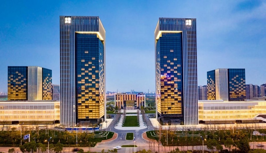 這是2019年3月13日拍攝的位于安徽合肥的中國(guó)聲谷產(chǎn)業(yè)園（無(wú)人機(jī)照片）。截至2024年，中國(guó)聲谷入駐企業(yè)超過(guò)2000戶(hù)，年產(chǎn)值超過(guò)2000億元，形成以智能語(yǔ)音及人工智能產(chǎn)業(yè)為核心的新一代信息技術(shù)產(chǎn)業(yè)集群。