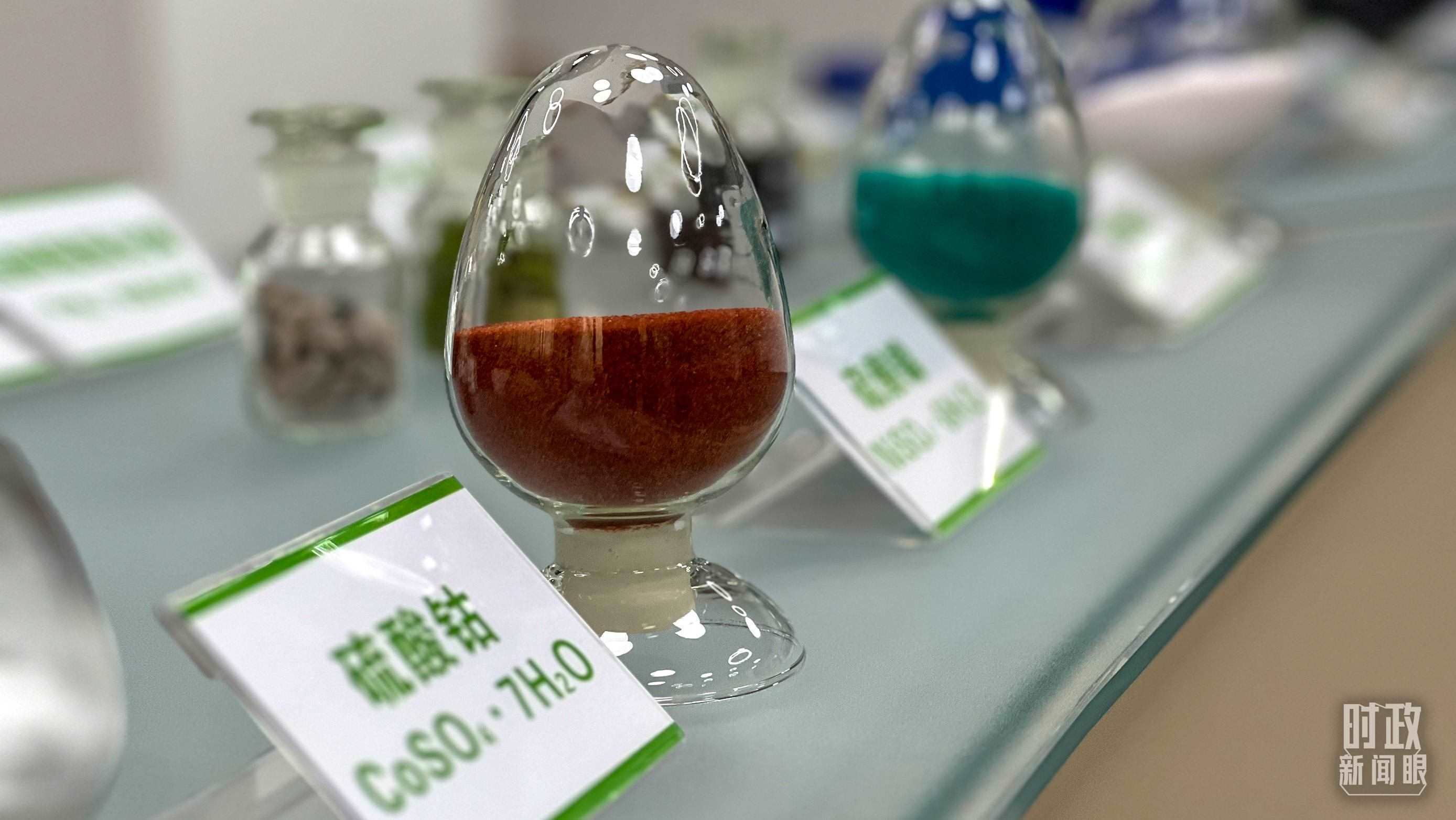 △巴斯夫杉杉電池材料有限公司的產(chǎn)品展示。（總臺(tái)央視記者李煒拍攝）