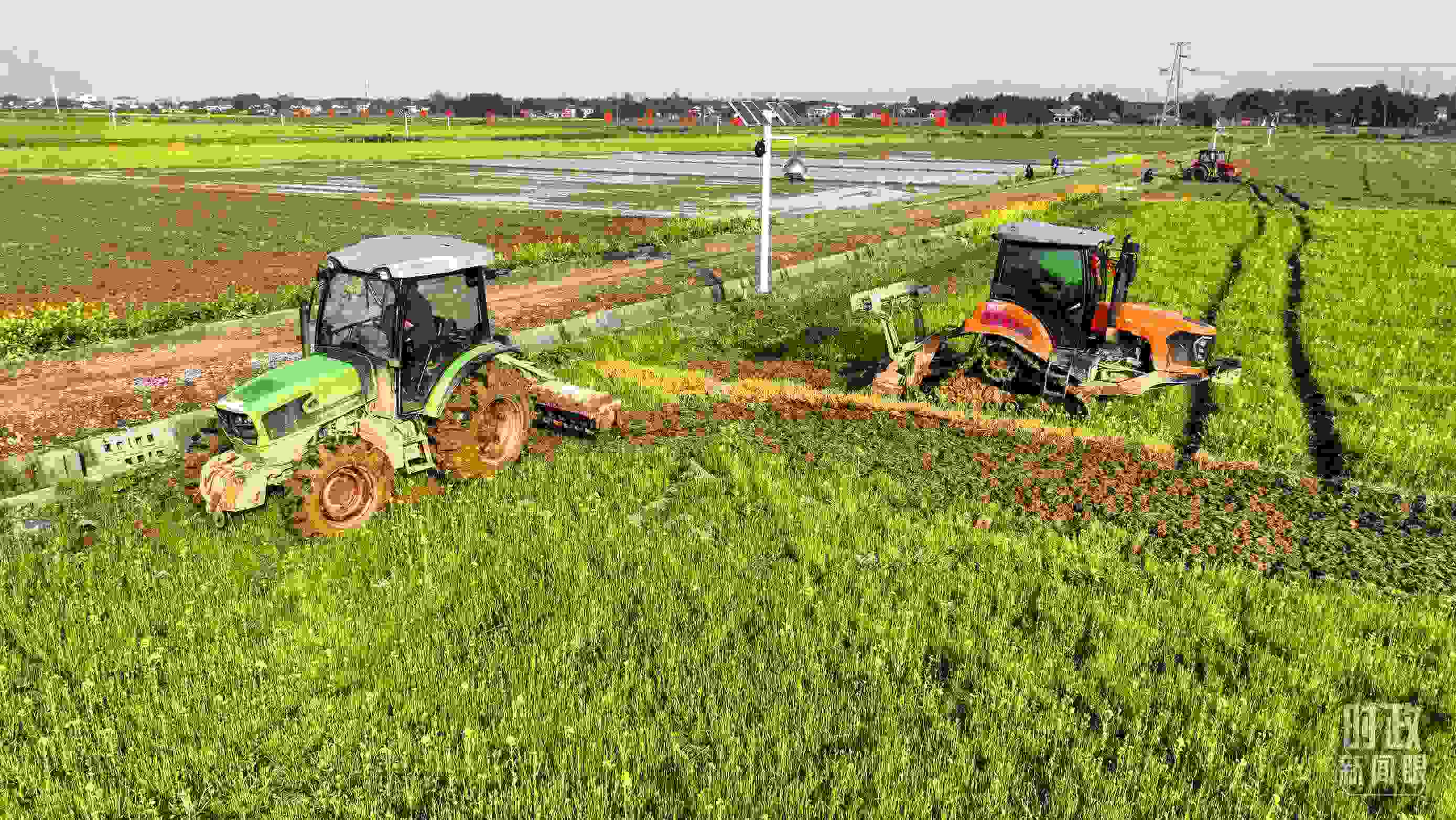 △位于港中坪村的糧食生產(chǎn)萬畝綜合示范片區(qū)，春耕備耕生產(chǎn)繁忙。（總臺(tái)央廣記者潘毅拍攝）