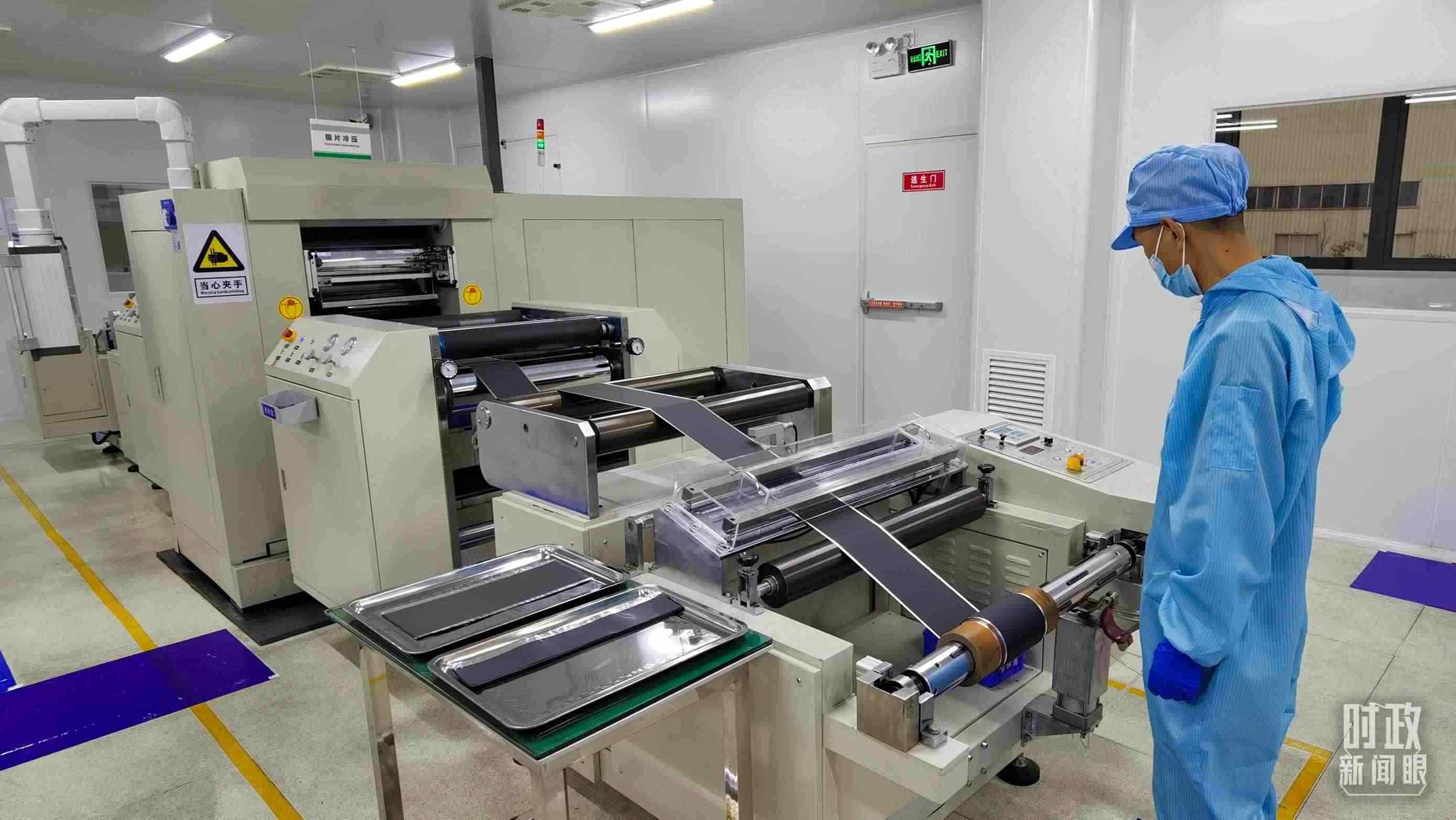 △這是電池生產(chǎn)的極片冷壓操作車間。（總臺(tái)央視記者郭鴻拍攝）