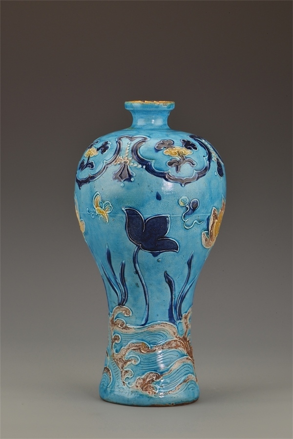 一號沉船出水的琺華彩蓮紋梅瓶。中國文物報社供圖