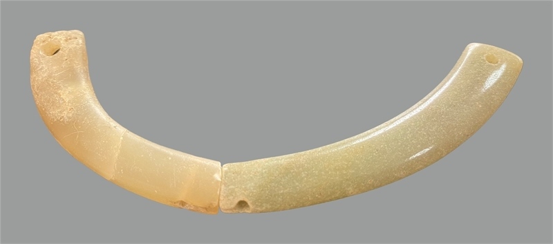 馬家浜文化晚期玉璜。中國(guó)文物報(bào)社供圖