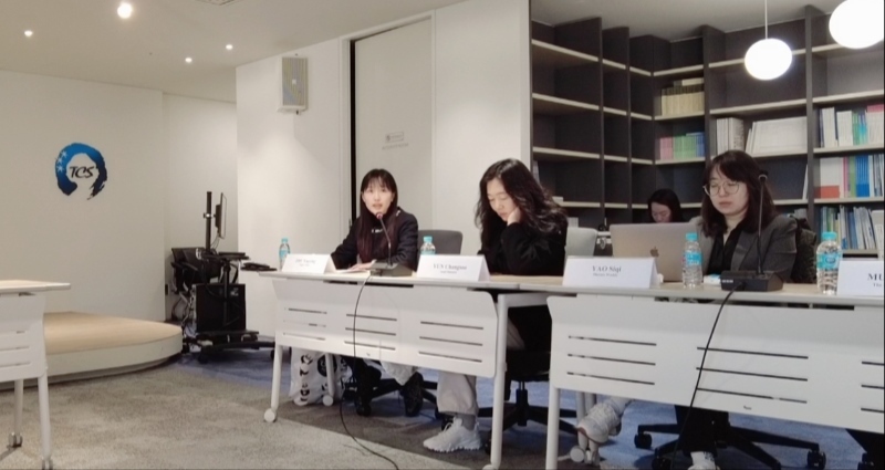 記者（左一）在交流活動上，以加強中日韓三國經(jīng)濟(jì)合作、增進(jìn)三國民眾相互理解為主題發(fā)表演講。權(quán)小星攝