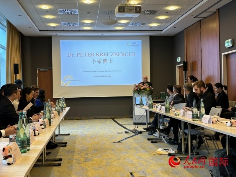 在成都文化旅游（柏林）推介座談會上，德中友好協(xié)會聯(lián)合會主席卜布致辭。人民網(wǎng)記者張慧中攝