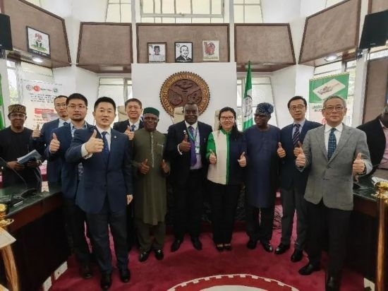 3月21日，與會(huì)嘉賓在首屆拉各斯論壇現(xiàn)場(chǎng)合影留念。（圖片由中國(guó)駐拉各斯總領(lǐng)事館提供）