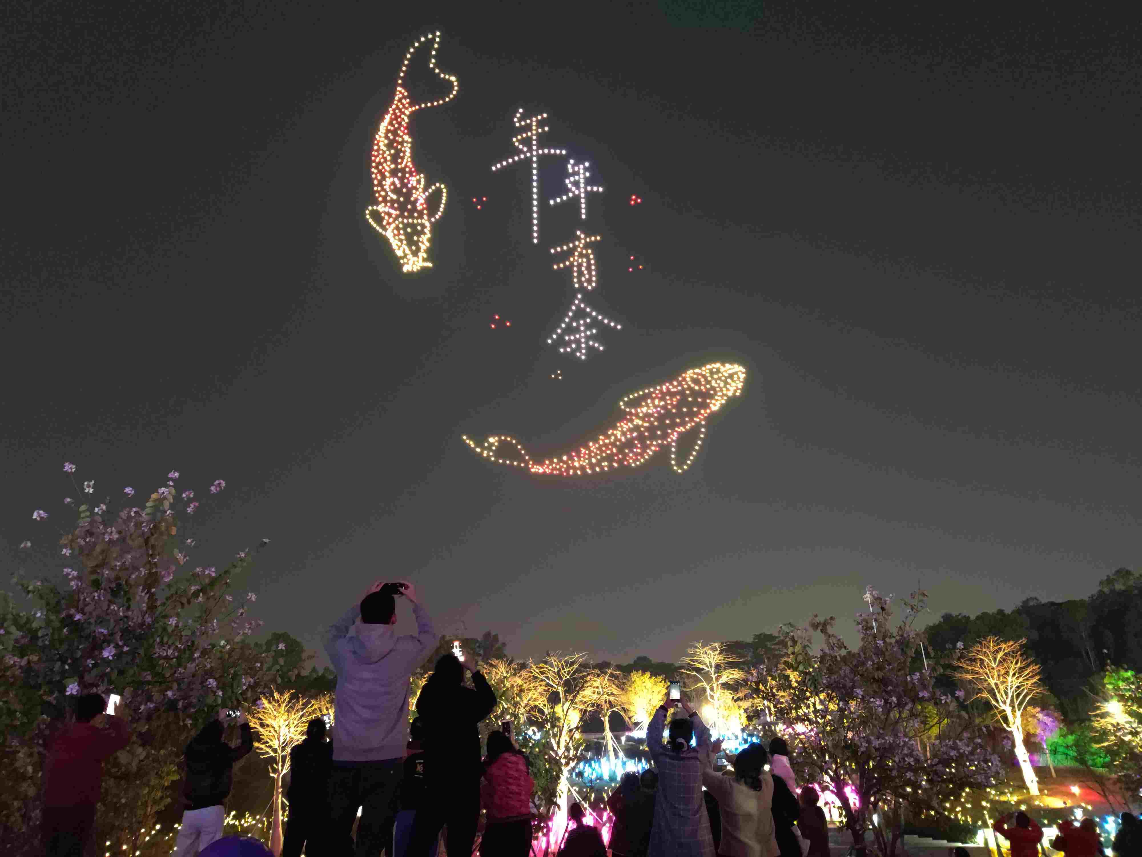 △ 2024年2月10日，深圳北站中心公園，春節(jié)主題無人機燈光秀引來眾多游客駐足觀看。