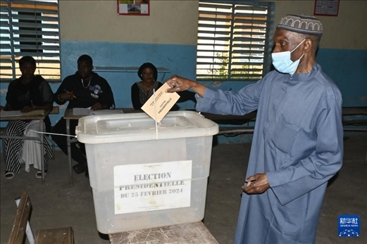 3月24日, 選民在塞內(nèi)加爾首都達(dá)喀爾的一處投票站投票。新華社發(fā)（登巴·蓋伊攝）