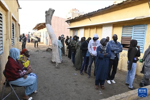 3月24日, 選民在塞內(nèi)加爾首都達(dá)喀爾的一處投票站前排隊(duì)。新華社發(fā)（登巴·蓋伊攝）