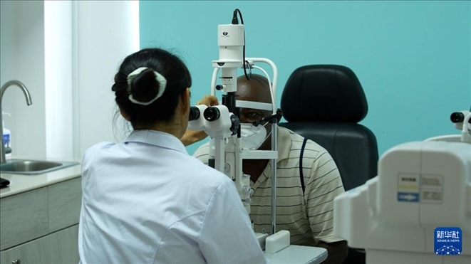 3月4日，在多米尼克羅索的中多友誼醫(yī)院眼科中心，援多醫(yī)療隊成員、南方醫(yī)科大學第三附屬醫(yī)院眼科主治醫(yī)師魯志卿為病人做檢查。新華社記者 王朝 攝