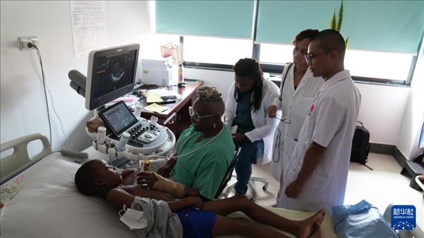 3月4日，在多米尼克羅索的中多友誼醫(yī)院，援多醫(yī)療隊成員、南方醫(yī)科大學第五附屬醫(yī)院心血管內(nèi)科主治醫(yī)師駱志鵬與當?shù)蒯t(yī)生共同診療。新華社記者 王朝 攝
