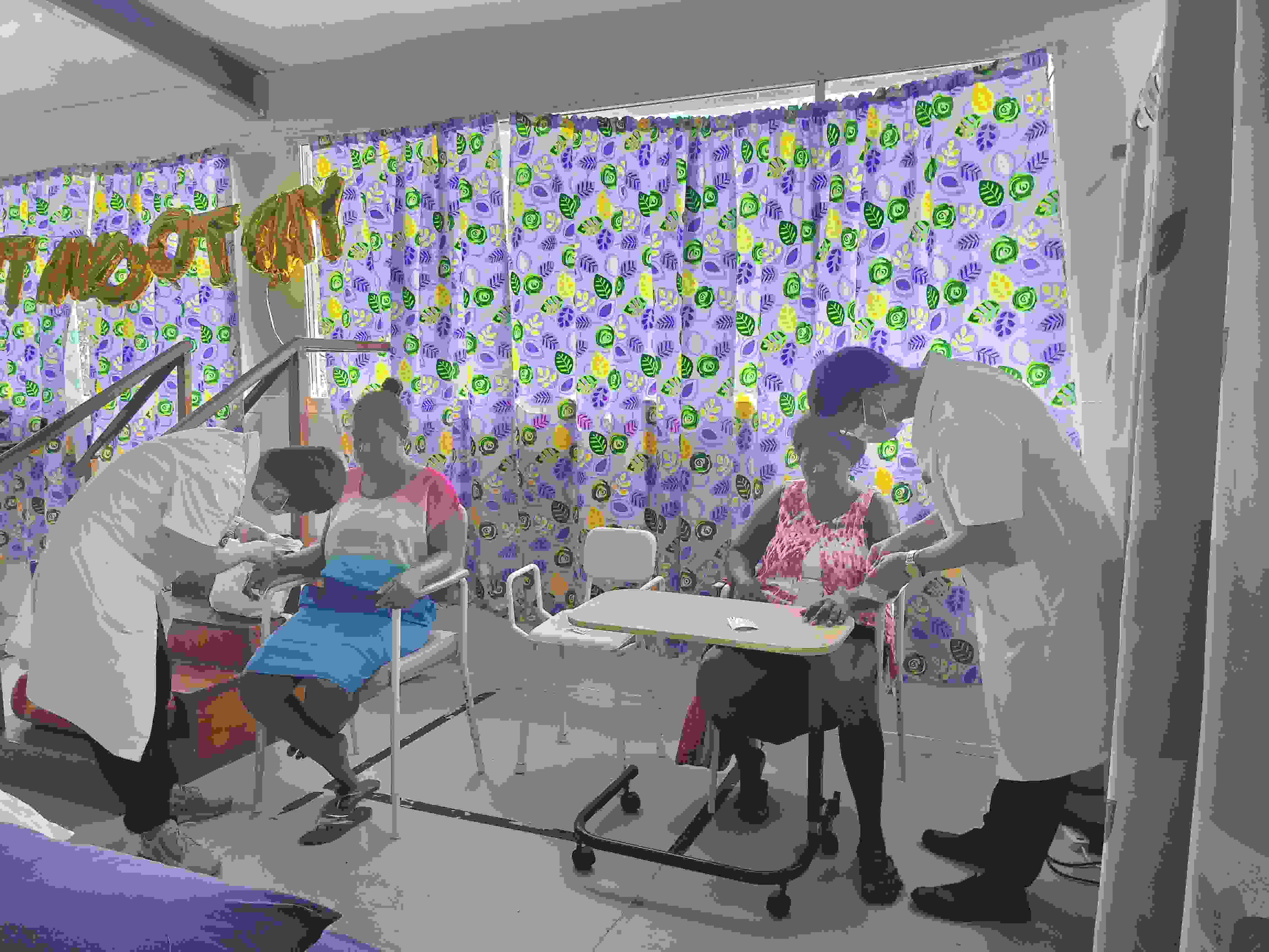 2023年7月3日，中國援助所羅門群島醫(yī)療隊(duì)針灸大夫在所羅門群島首都霍尼亞拉國家轉(zhuǎn)診醫(yī)院為患者治療。