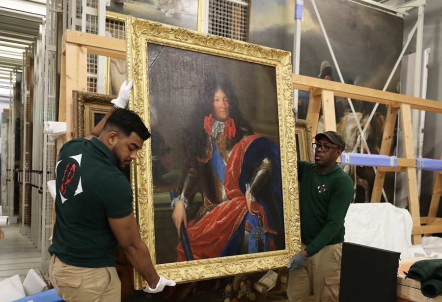  2024年3月11日，在法國(guó)巴黎近郊的凡爾賽宮，工作人員準(zhǔn)備打包油畫《路易十四戎裝像》。在2024年中法建交60周年暨中法文化旅游年之際，凡爾賽宮和故宮博物院將于4月至6月在故宮共同舉辦“凡爾賽宮與紫禁城”展覽。凡爾賽宮工作人員將70余件法方展品打包裝箱，計(jì)劃在不久之后將其運(yùn)往北京。新華社記者 高靜 攝