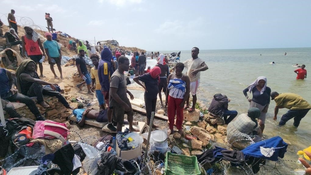 2023年7月26日，在突尼斯與利比亞邊境的艾季迪爾角，眾多移民滯留在地中海海岸邊。新華社發(fā)（哈姆扎·圖爾基亞攝）