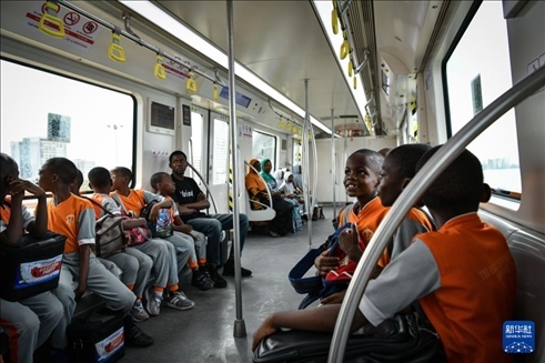 2月28日，在尼日利亞拉各斯，一所小學的學生們體驗乘坐輕軌藍線列車。新華社記者 韓旭 攝
